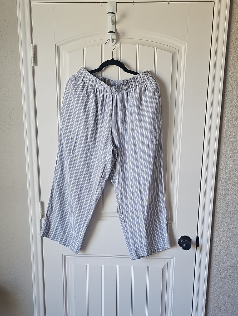 Old Navy Light Gray & White Striped Womens Capri Pants